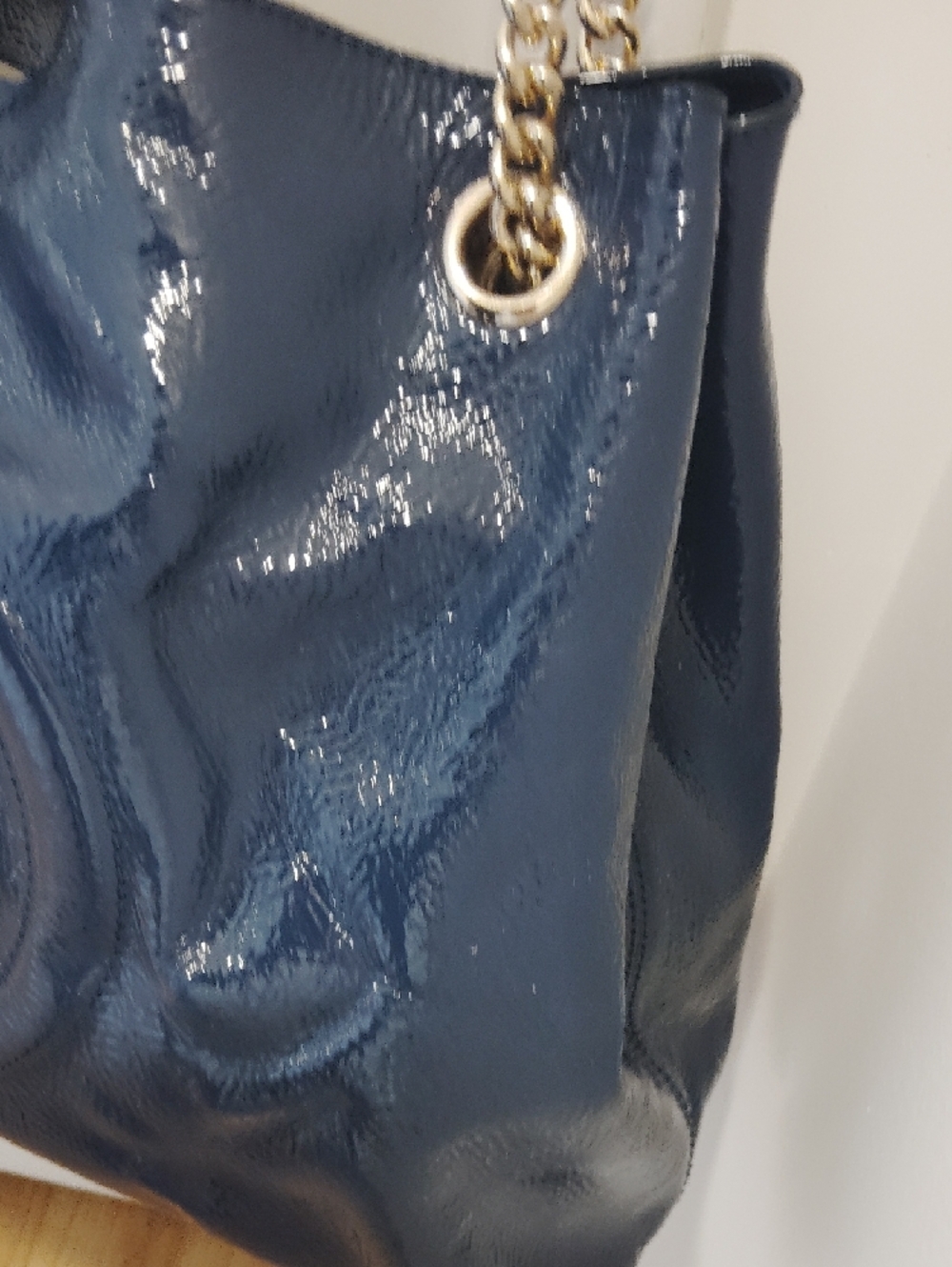 Pre- loved Gucci Patent Leather Chain Shoulder Bag in Navy. - Picture 5 of 12